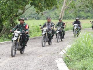 Kasdam XXIII/Palaka Wira Cek Pengerasan Jalan dan Talud TMMD di Dusun Ogomolobu