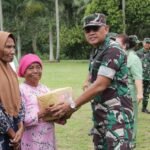 Kasdam XXIII/Palaka Wira Berikan Tali Asih kepada Warga Desa Oyom