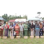 Kasdam XXIII/PW Serahkan Tali Asih untuk Warga Desa Oyom