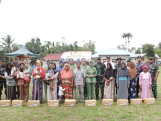 Kasdam XXIII/PW Serahkan Tali Asih untuk Warga Desa Oyom