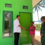 Dansatgas TMMD 127 Kodim 1804/Kaimana Dampingi Sekwan Serahkan Kunci Rumah kepada Warga Kampung Sisir