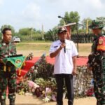 Apresiasi Warga, Kades Wonosari Serahkan Plakat kepada Dansatgas TMMD 127 Kodim 0430/Banyuasin