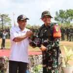 Wujud Terima Kasih Warga, Kades Wonosari Berikan Plakat kepada Dansatgas TMMD 127