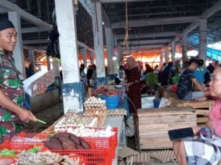 Babinsa Koramil 1420-01/Panca Lautang Pantau Stabilitas Harga Pangan di Pasar Bilokka