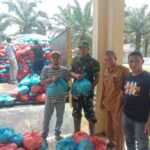 Babinsa Dampingi Penyaluran Bantuan Sembako dari Bupati dan Wakil Bupati Aceh Utara untuk Korban Bencana