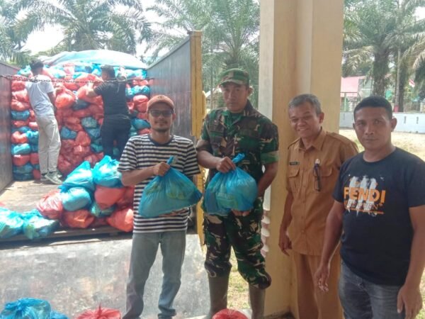 Babinsa Dampingi Penyaluran Bantuan Sembako dari Bupati dan Wakil Bupati Aceh Utara untuk Korban Bencana