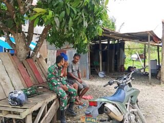 Babinsa Desa Messa Ramil 1512-01/Weda Sampaikan Pesan Jaga Ketertiban dan Kebersihan Lingkungan Melalui Komsos