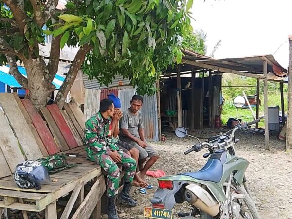 Babinsa Desa Messa Ramil 1512-01/Weda Sampaikan Pesan Jaga Ketertiban dan Kebersihan Lingkungan Melalui Komsos