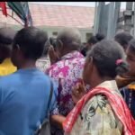 Kegiatan Nonfisik TMMD 127: Satgas Bagikan Sembako kepada Masyarakat Kampung Marsi