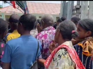 Kegiatan Nonfisik TMMD 127: Satgas Bagikan Sembako kepada Masyarakat Kampung Marsi