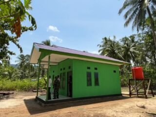 Kepala Kesbangpol Kaimana Tinjau Rumah Hasil TMMD 127 di Kampung Sisir