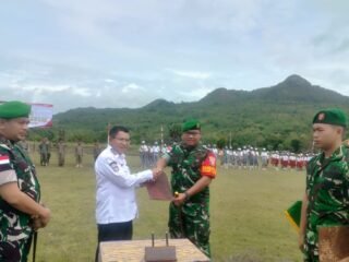 Simbol Berakhirnya TMMD 127, Dandim 1618/TTU Serahkan Naskah Program kepada Wakil Bupati TTU
