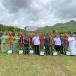 Danrem 161/WS Didampingi Dandim 1618/TTU Salurkan Bantuan Sembako bagi Masyarakat Desa Sunkaen