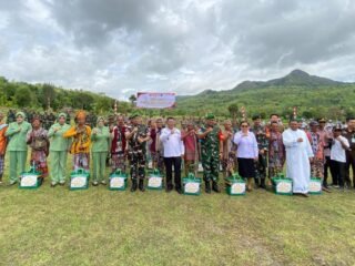 Danrem 161/WS Didampingi Dandim 1618/TTU Salurkan Bantuan Sembako bagi Masyarakat Desa Sunkaen