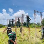 Jelang Penyambutan Yon TP 930, Anggota Kodim 1613/Sumba Barat Bersihkan Lapangan Upacara