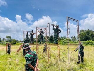 Jelang Penyambutan Yon TP 930, Anggota Kodim 1613/Sumba Barat Bersihkan Lapangan Upacara