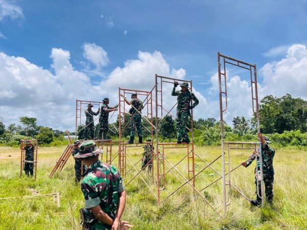 Jelang Penyambutan Yon TP 930, Anggota Kodim 1613/Sumba Barat Bersihkan Lapangan Upacara