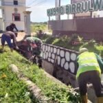 Perkuat Sinergitas, Babinsa Ciro-Ciroe Bersama Warga Bersihkan Saluran Air Masjid Birrul Walidain