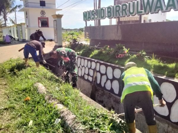 Perkuat Sinergitas, Babinsa Ciro-Ciroe Bersama Warga Bersihkan Saluran Air Masjid Birrul Walidain
