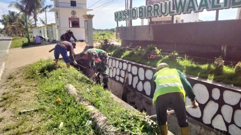 Perkuat Sinergitas, Babinsa Ciro-Ciroe Bersama Warga Bersihkan Saluran Air Masjid Birrul Walidain