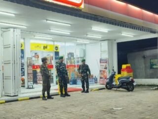 Tingkatkan Keamanan Wilayah, Babinsa Watang Pulu dan Satpol PP Gelar Patroli Siskamling Gabungan