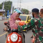 Koramil 1420-05/Dua Pitue Bersama Persit Tebar Kebaikan, Paket Takjil di Bagikan Untuk Pengendara