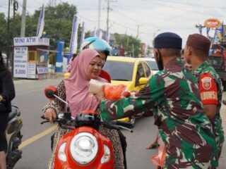 Koramil 1420-05/Dua Pitue Bersama Persit Tebar Kebaikan, Paket Takjil di Bagikan Untuk Pengendara