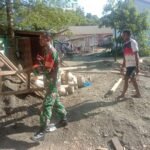 Tiada Kenal Lelah, Babinsa Ramil 1512-02/Patani Bantu Pembangunan Rumah Warga Binaannya