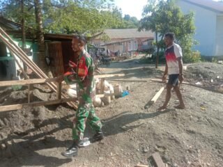 Tiada Kenal Lelah, Babinsa Ramil 1512-02/Patani Bantu Pembangunan Rumah Warga Binaannya