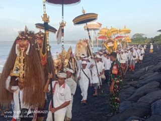 Sinergi TNI Polri Bersama pecalang, hadirkan keamanan Dan kenyamanan Prosesi Melasti Ida Bhatara Gede Sakti Desa Adat Akah Di Pantai Watu Klotok