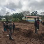 Dukung Pembangunan Desa, Babinsa Desa Daup Koramil 04/Kintamani Awasi Pengerjaan Pemerataan Lahan KDKMP
