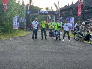 Meriahkan HUT ke-30 LPD Palaktiying, Babinsa Landih Pantau dan Amankan Jalan Santai Warga