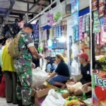 Jelang Idul Fitri, Babinsa Koramil 1420-05/Dua Pitue Pantau Stabilitas Harga Pangan di Pasar Sentral Tanru Tedong