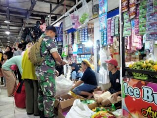 Jelang Idul Fitri, Babinsa Koramil 1420-05/Dua Pitue Pantau Stabilitas Harga Pangan di Pasar Sentral Tanru Tedong