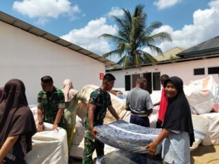 Bantuan BNPB Tiba di Huntara Langkahan, TNI Dampingi Penyaluran Kasur untuk Korban Banjir