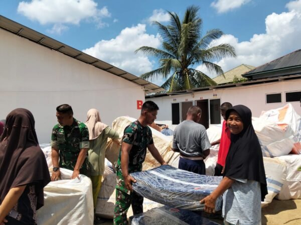 Bantuan BNPB Tiba di Huntara Langkahan, TNI Dampingi Penyaluran Kasur untuk Korban Banjir