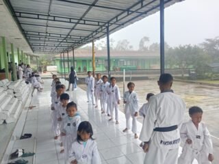 Serma Gatot Uji 200 Taekwondoin di TTS, Dandim Apresiasi Pembinaan Atlet Kodim