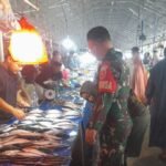 Pastikan Stok Aman, Babinsa Koramil 1420-04 Pantau Harga Sembako di Pasar Lawawoi