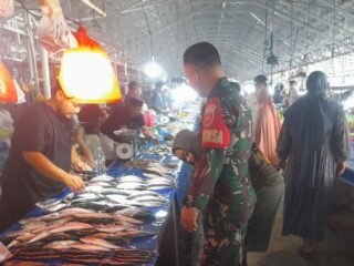 Pastikan Stok Aman, Babinsa Koramil 1420-04 Pantau Harga Sembako di Pasar Lawawoi