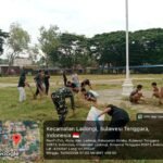 Babinsa Koramil 1412-01/Trw Bersama Pemuda Laksanakan Karya Bakti Bersihkan Lapangan di Kelurahan Atula