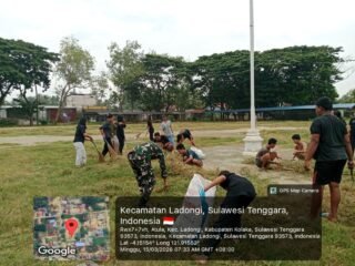 Babinsa Koramil 1412-01/Trw Bersama Pemuda Laksanakan Karya Bakti Bersihkan Lapangan di Kelurahan Atula