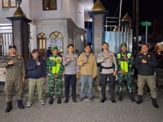 Babinsa Koramil 1612-01/Ruteng Amankan Sholat Tarawih, Jamaah Merasa Lebih Tenang