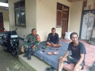 Babinsa Bangbang Aktif Anjangsana ke Warga, Jaga Kondusivitas Wilayah Menjelang Nyepi