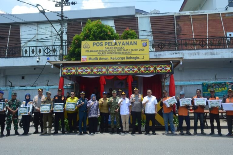 Pangdam Mayjen TNI Zainul Arifin Bersama Gubernur Kalteng Cek Arus Mudik di Pelabuhan Kumai dan Lanud Iskandar