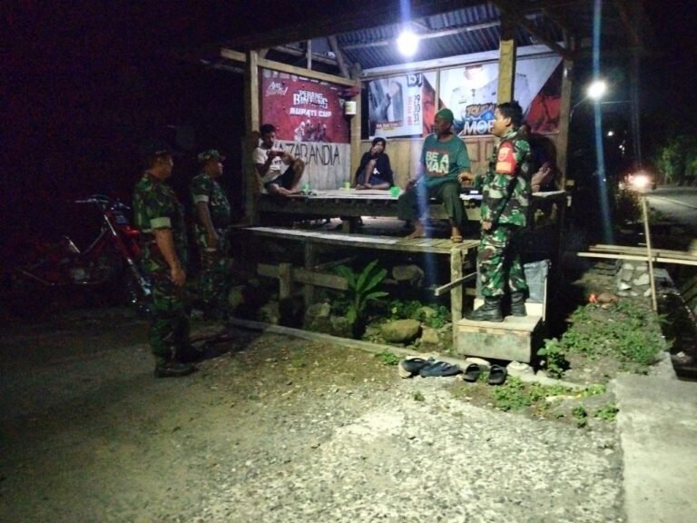 Tingkatkan Keamanan Wilayah, Babinsa Baranti Patroli Siskamling di Desa Passeno