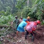 TNI Hadir Tangani Bencana, Babinsa Timuhun Bersama Aparat Gabungan Dan Warga Tangani Tanah Longsor