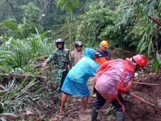 TNI Hadir Tangani Bencana, Babinsa Timuhun Bersama Aparat Gabungan Dan Warga Tangani Tanah Longsor