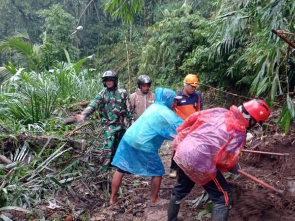 TNI Hadir Tangani Bencana, Babinsa Timuhun Bersama Aparat Gabungan Dan Warga Tangani Tanah Longsor