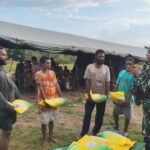 Pos Tarup Yonif 751/VJS Satgas Swasembada Berbagi Sembako untuk Warga Tarup: Ringankan Beban, Pererat Kebersamaan