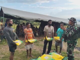 Pos Tarup Yonif 751/VJS Satgas Swasembada Berbagi Sembako untuk Warga Tarup: Ringankan Beban, Pererat Kebersamaan